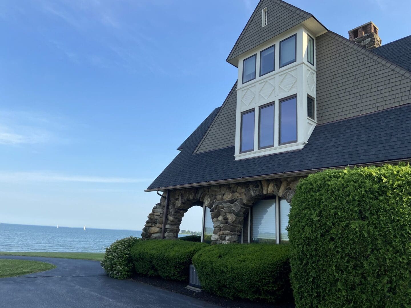 Stone house with a view of the lake.