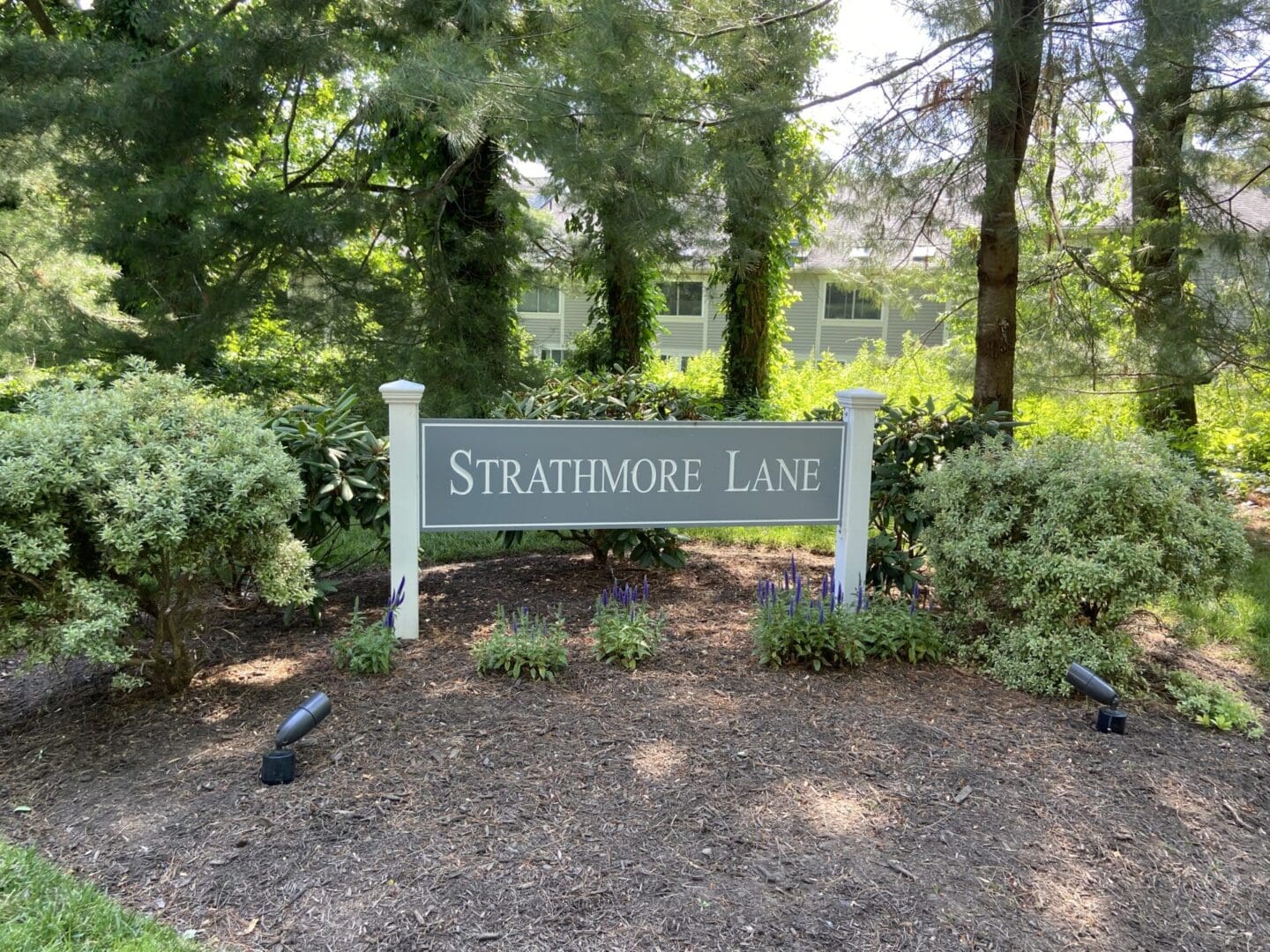 Street sign for Strathmore Lane.